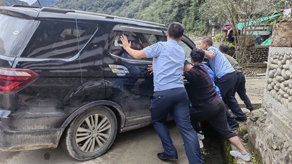 迎着秋风细雨绘就平安底色 腾讯新闻