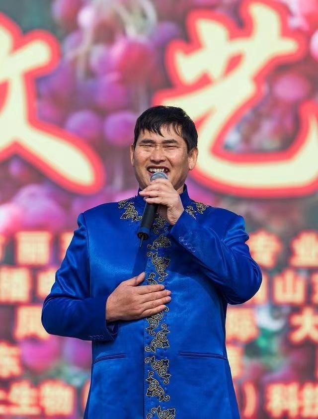 大衣哥朱之文近况曝光,穿着体面泥地里唱歌,脚踩麦田摆拍惹争议