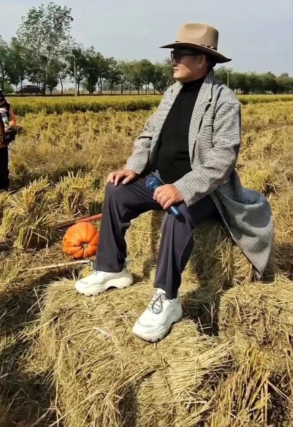 大衣哥朱之文近况曝光穿着体面泥地里唱歌脚踩麦田摆拍惹争议