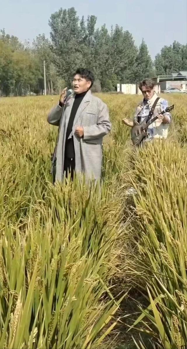 大衣哥朱之文近况曝光,穿着体面泥地里唱歌,脚踩麦田摆拍惹争议