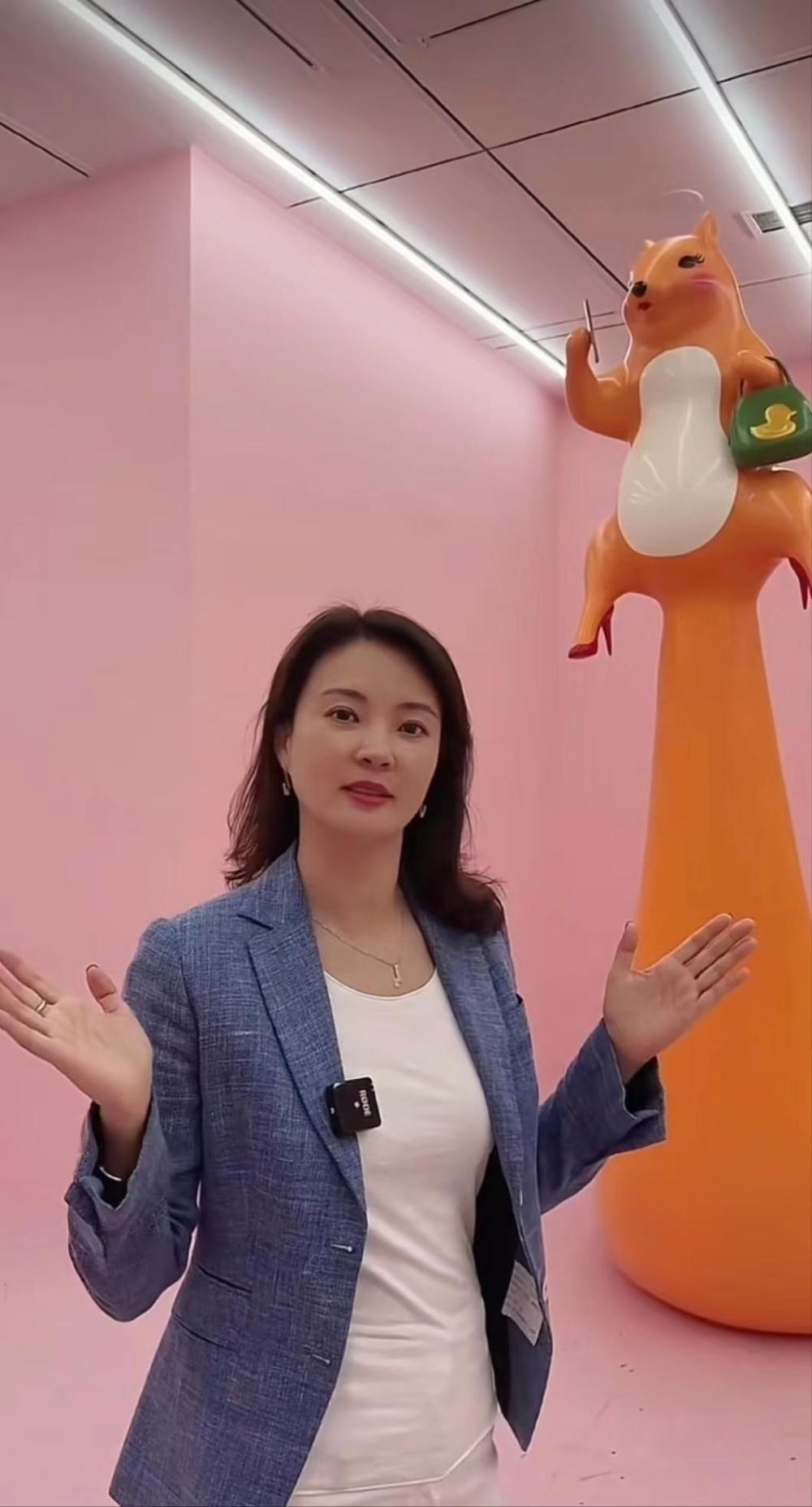 央视刘芳菲晒近照戴草帽用铁掀酿醋接地气45岁皮肤紧致身材好