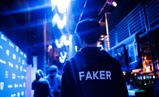 全球总决赛第一人！Faker超越Uzi成世界赛击杀王_腾讯新闻