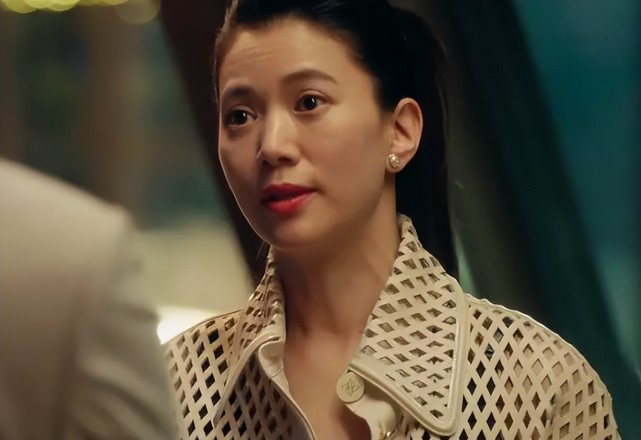 此前就有人爆料称,袁咏仪最巅峰的时候,一部电视剧收入就高达上亿,再