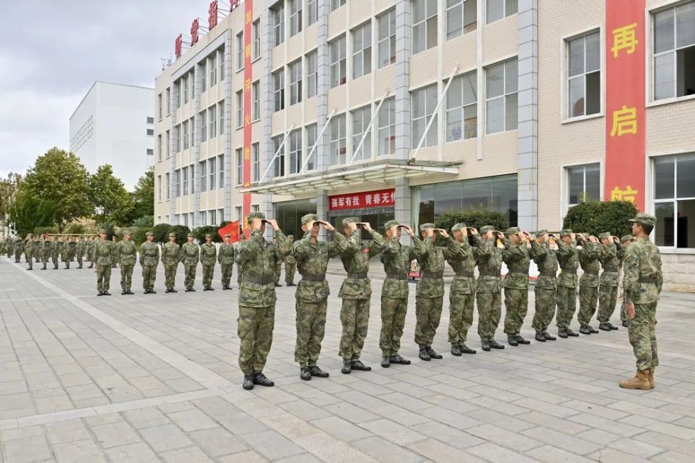 开训动员大会上,火箭军某部1000余名新兵立下庄严承诺