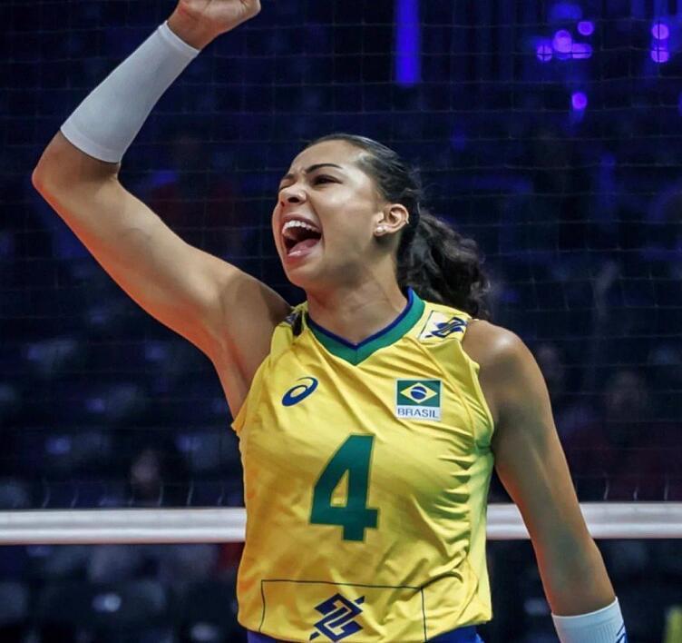 加比依旧是巴西女排的核心球员,4局砍下20分,卡罗尔17分,卡洛琳14分