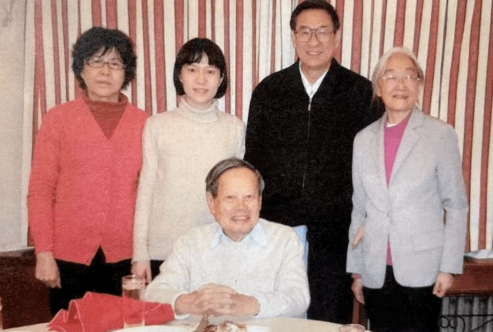 100岁杨振宁脊椎骨裂,73岁岳母入院探望,两张合影曝光家庭关系-腾讯