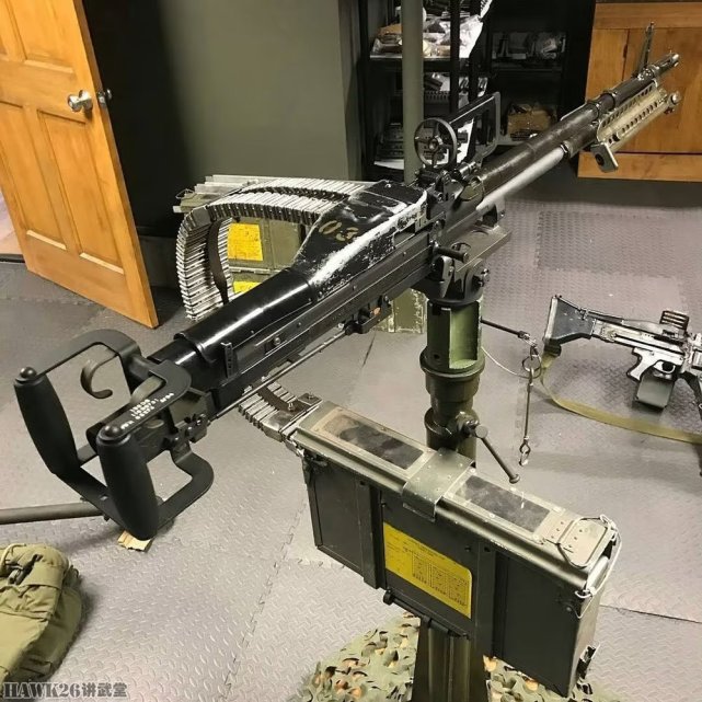 西格绍尔展示mg338机枪d形握把部件奇怪设计体现出设计师深意