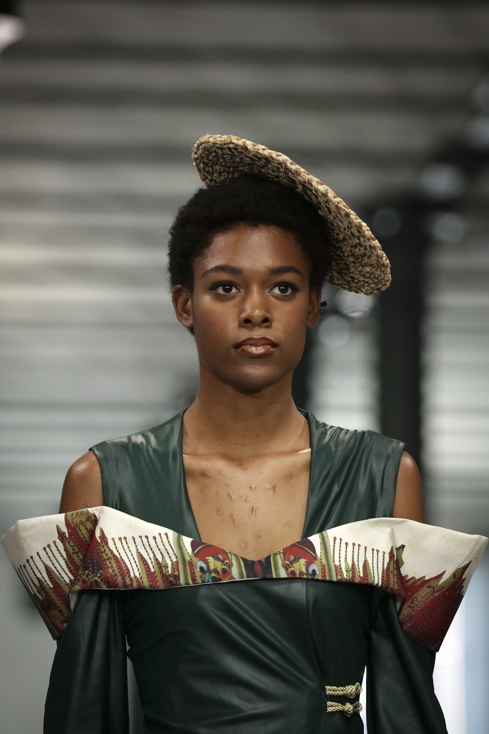 10月13日,模特在葡萄牙波尔图举行的葡萄牙时装秀上展示nopin品牌的