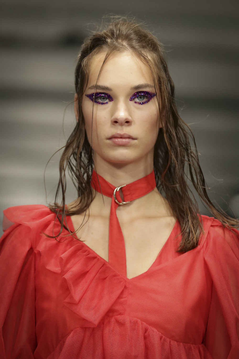 10月13日,模特在葡萄牙波尔图举行的葡萄牙时装秀上展示nopin品牌的