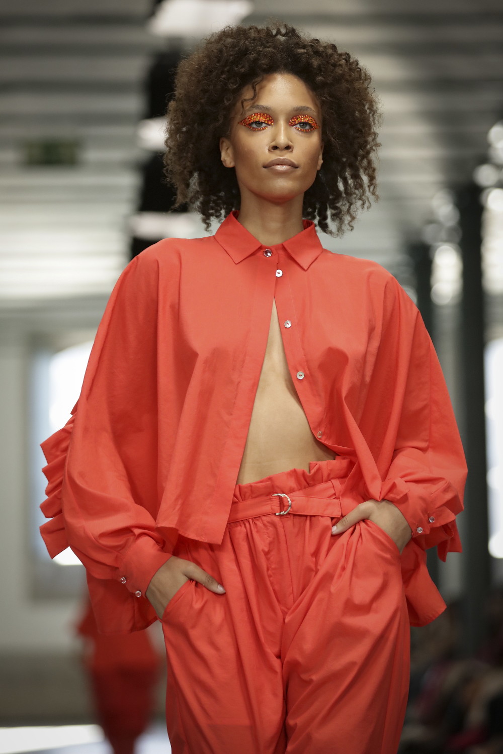 10月13日,模特在葡萄牙波尔图举行的葡萄牙时装秀上展示设计师莉莉