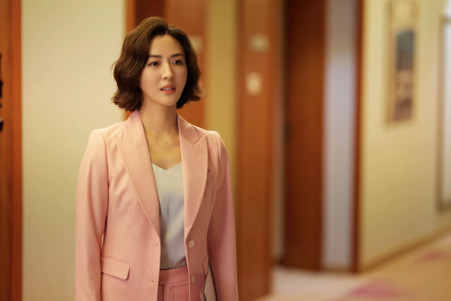 在电视剧《沸腾人生》中,徐小飒饰演的露丝一出场便以"职业丽人"形象