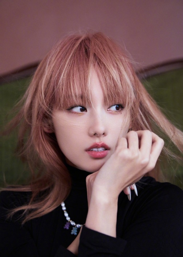 35岁女星张嘉倪晒新照,仿佛刚出水的美人鱼,妥妥迪士尼在逃公主!