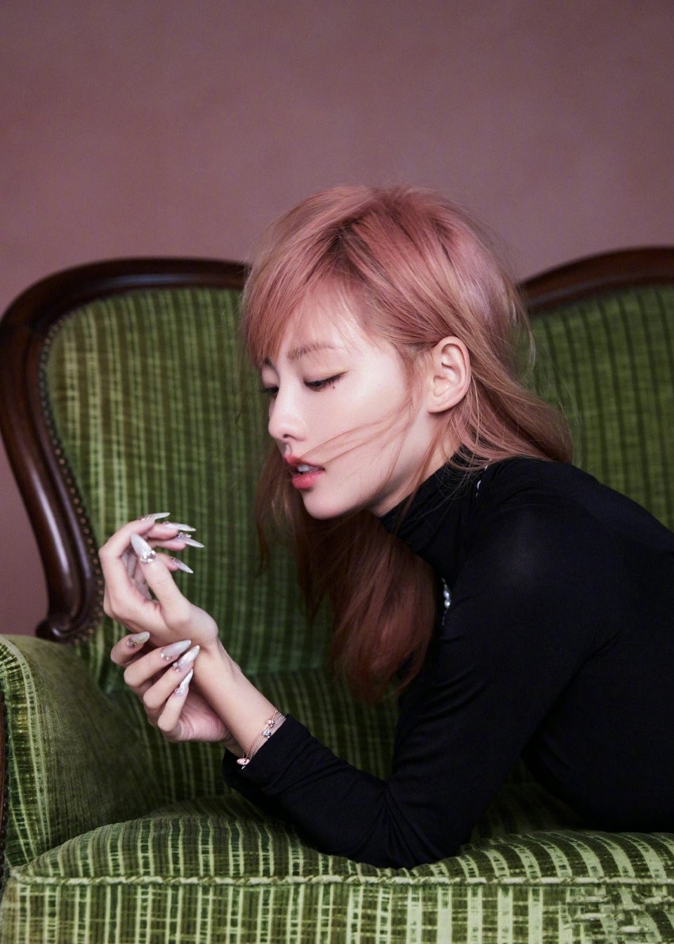 35岁女星张嘉倪晒新照,仿佛刚出水的美人鱼,妥妥迪士尼在逃公主!插图3