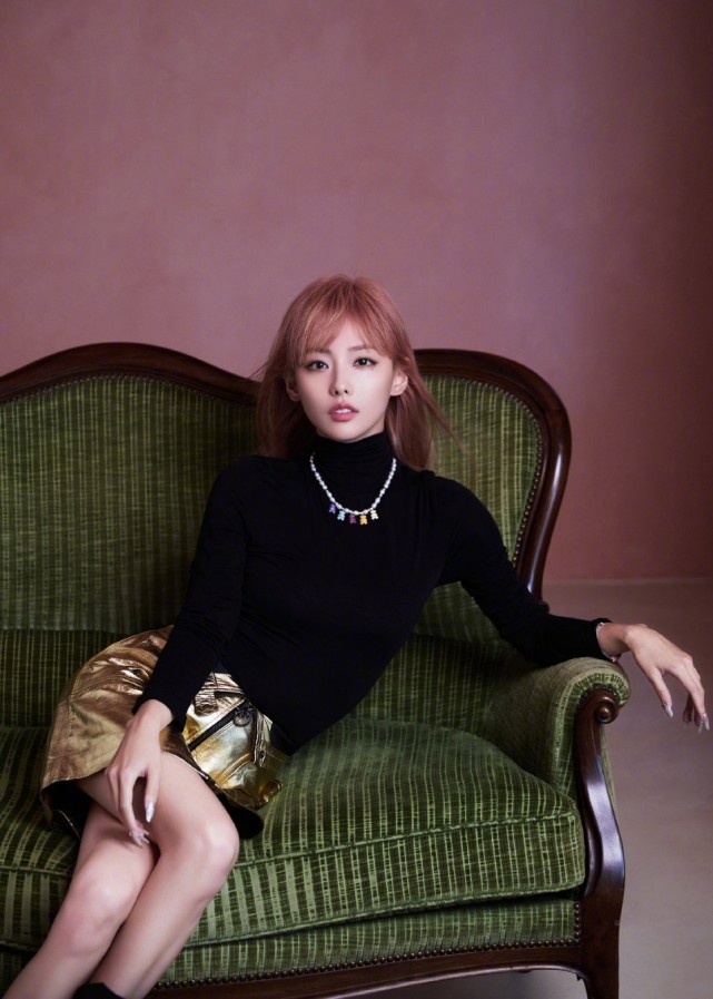 35岁女星张嘉倪晒新照,仿佛刚出水的美人鱼,妥妥迪士尼在逃公主!