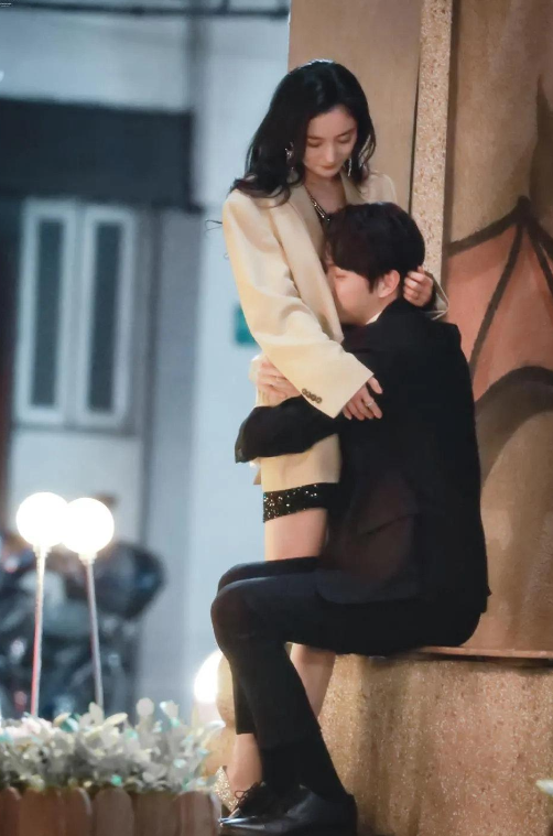 《二八定律》撤档引热议,网传杨幂许凯吻戏路透,两人互动真的香