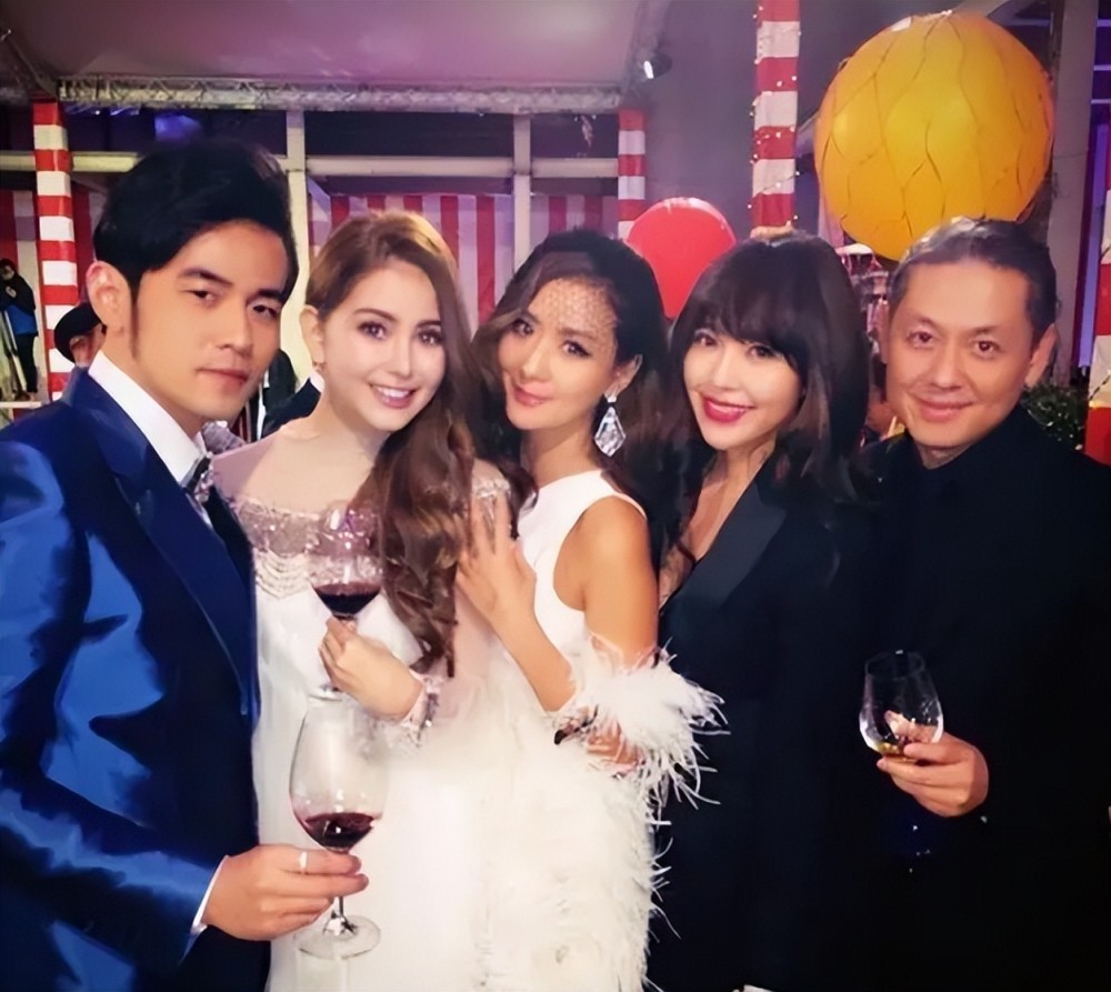 "第一名媛"孙芸芸上衣太短,故意抬手露细腰,脚踩一双7千拖鞋_腾讯新闻