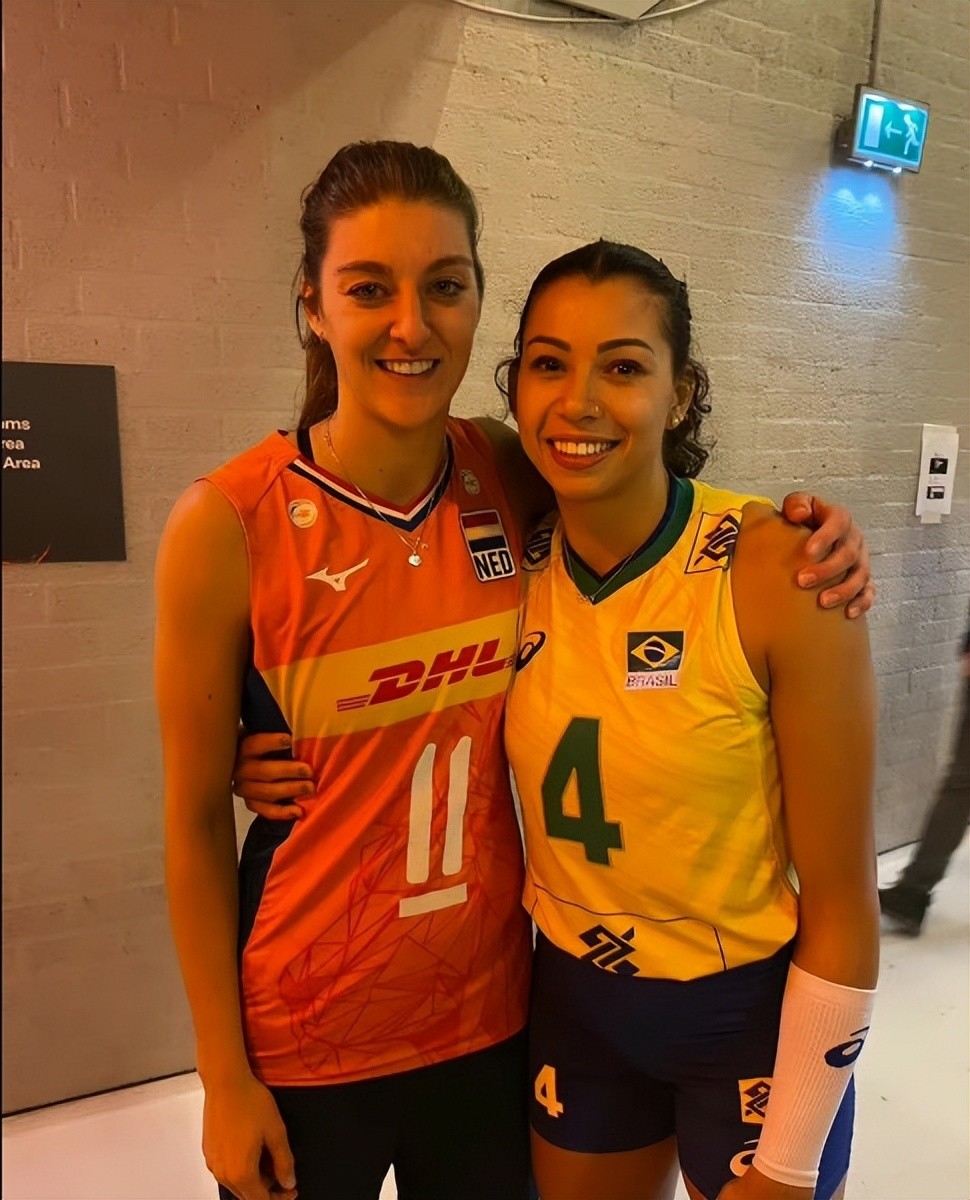 巴西女排副攻卡罗尔10拦网晋级决赛,与荷兰主攻布伊吉斯热吻庆祝_腾讯