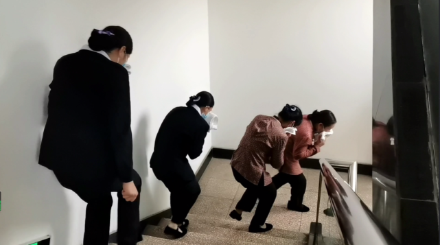 许昌三国大酒店举办消防 反恐实战演练_腾讯新闻