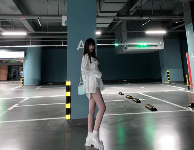 腐团儿晒出大长腿,地下车库照片曝光!粉丝:你的腿和海月一样长