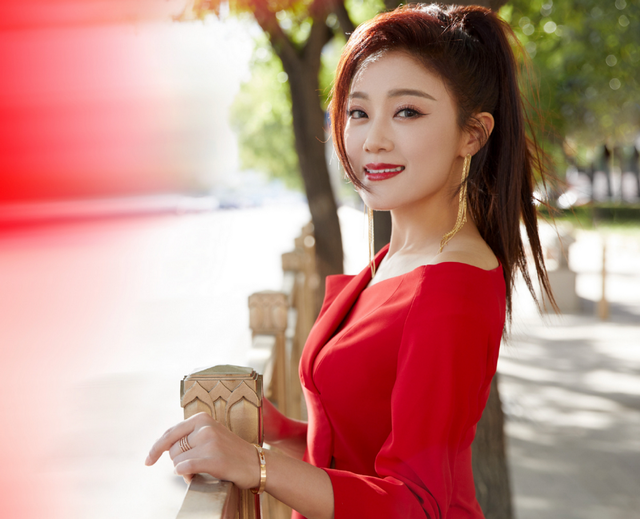 玖月奇迹王小玮室外唱歌!穿薄纱裙身姿妙曼,兴奋奔跑表情娇俏