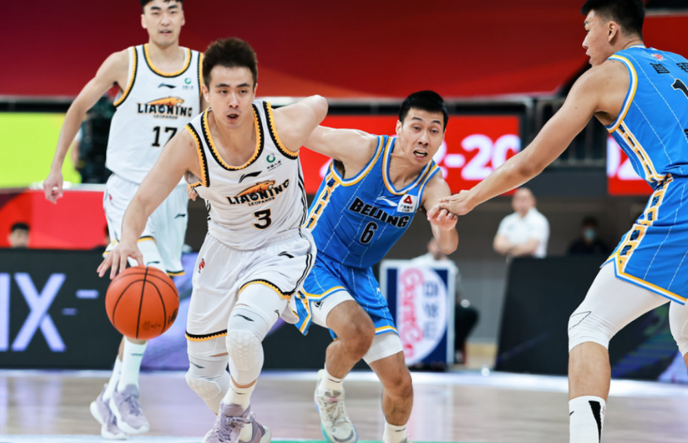 辽宁男篮2分险胜,送北京首钢两连败,郭艾伦24投6中,利夫21 20_腾讯