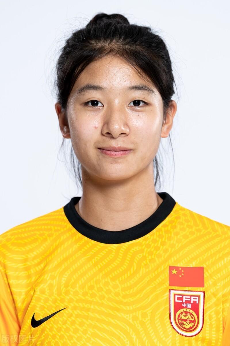 u17女足门将出色表现被fifa关注:13岁放弃滑雪重练足球_腾讯新闻
