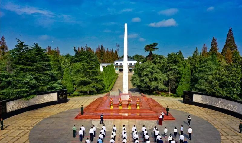 领导王正年,曾庆玲,周磊,葛智勇等与社会各界代表来到江都烈士陵园