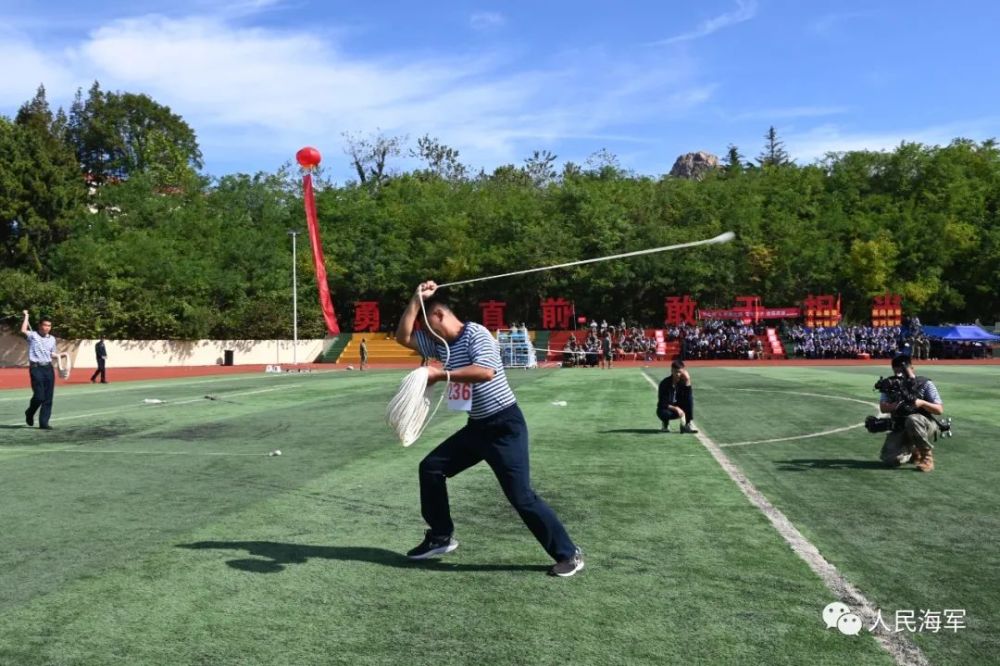 30米×2蛇形跑重心降低,闪转腾移折返冲刺,一气呵成速度与灵活完美