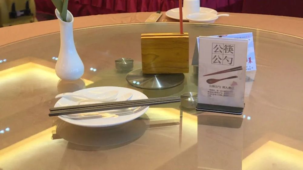 指导餐饮服务单位在醒目位置张贴食品安全,诚信经营,公筷公勺等宣传