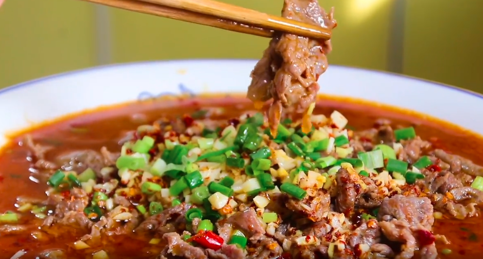 这才是水煮牛肉的正确做法口感滑嫩香辣入味吃一次就忘不了