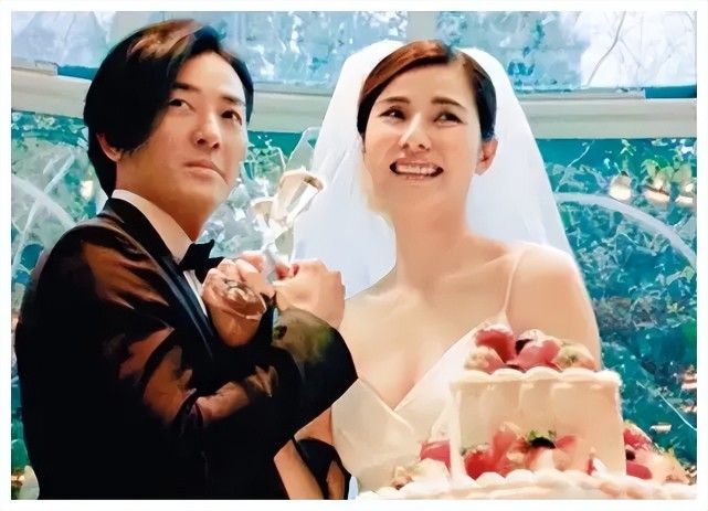 两人在东京注册结婚,并在日本举办了婚礼,外界就质疑其实郑伊健和妻子