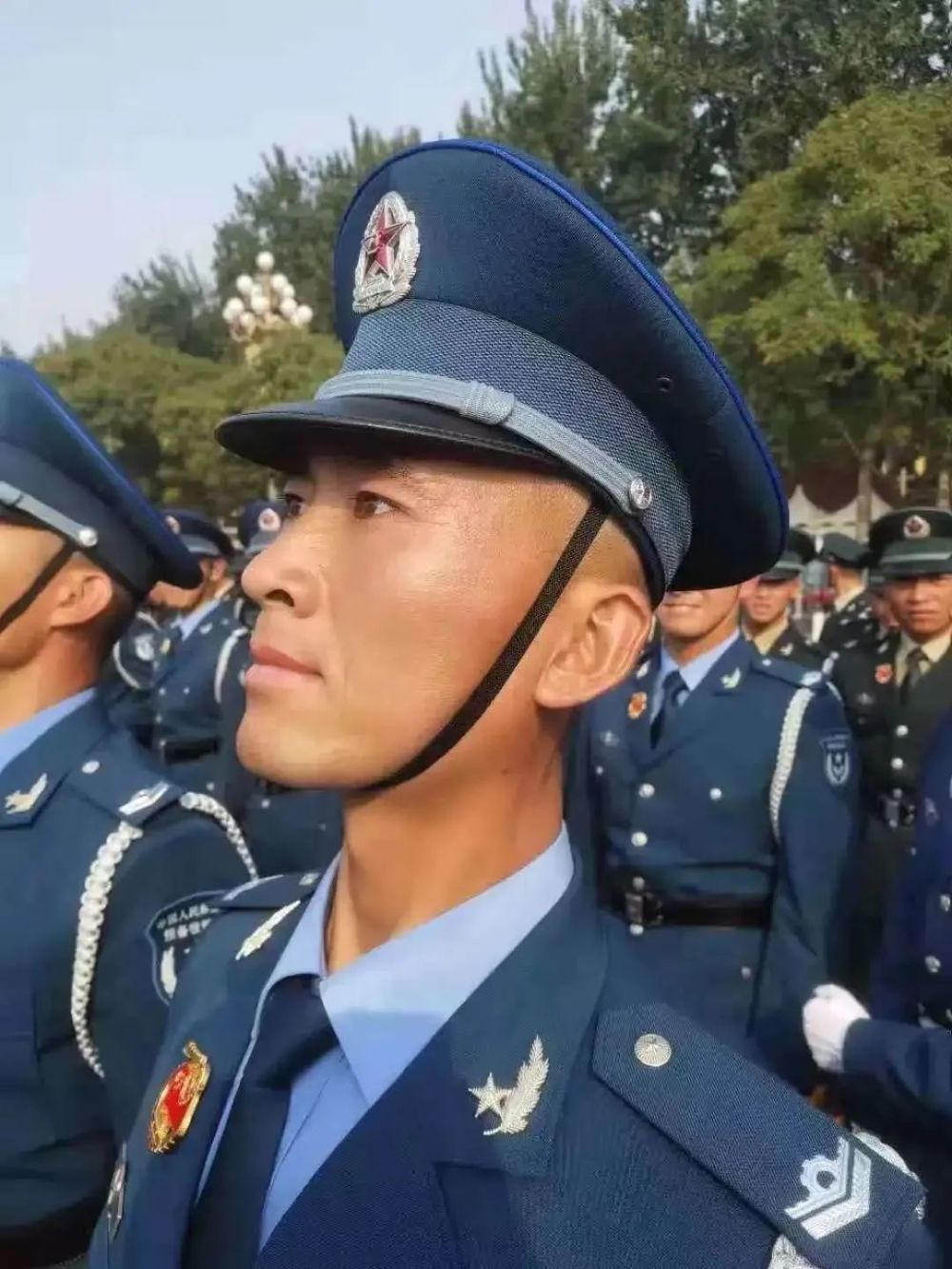 2019年10月1日历经层层选拔的杜帅最终作为预备役方阵的一员和战友们