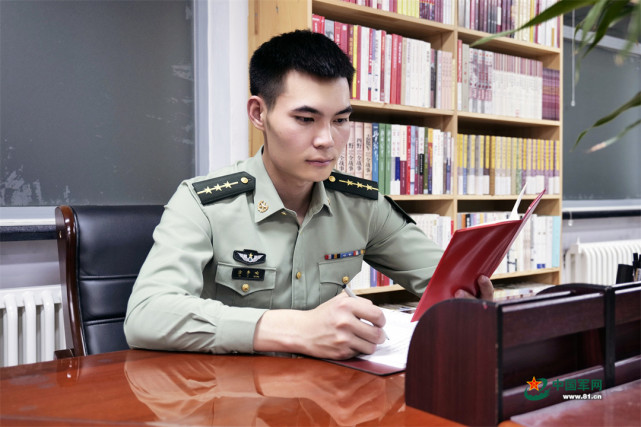 了不起的中国军人丨高光时刻之外,仪仗兵有着这样的平凡世界