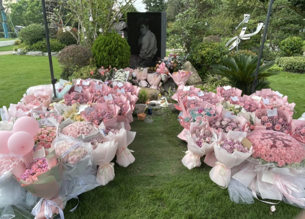 乔任梁35岁冥诞,多位粉丝现身墓地送花,乔母身形佝偻显憔悴_腾讯新闻