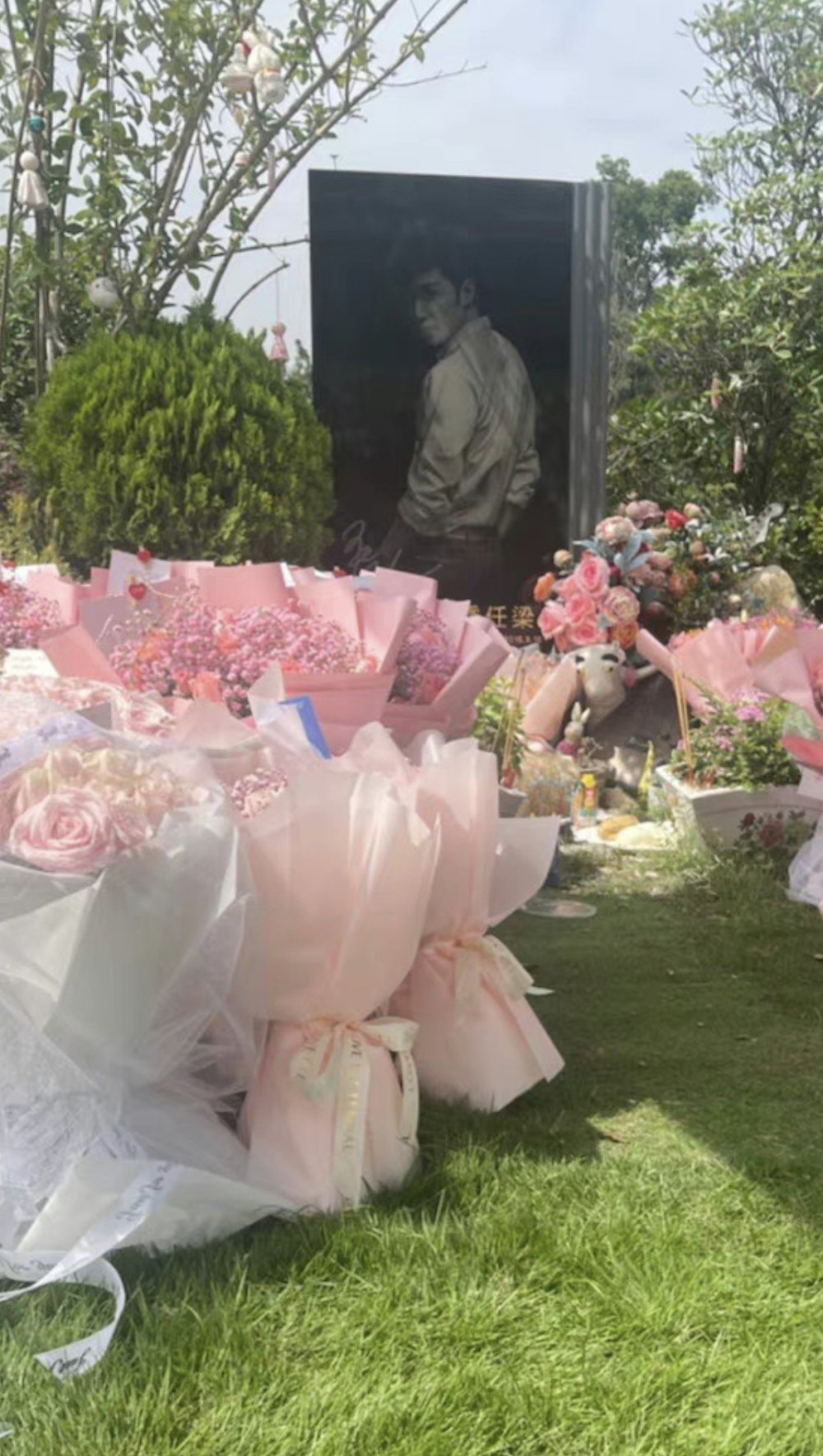 乔任梁的遗照选择的是他参加《加油好男儿》时的照片,画面中的他插兜