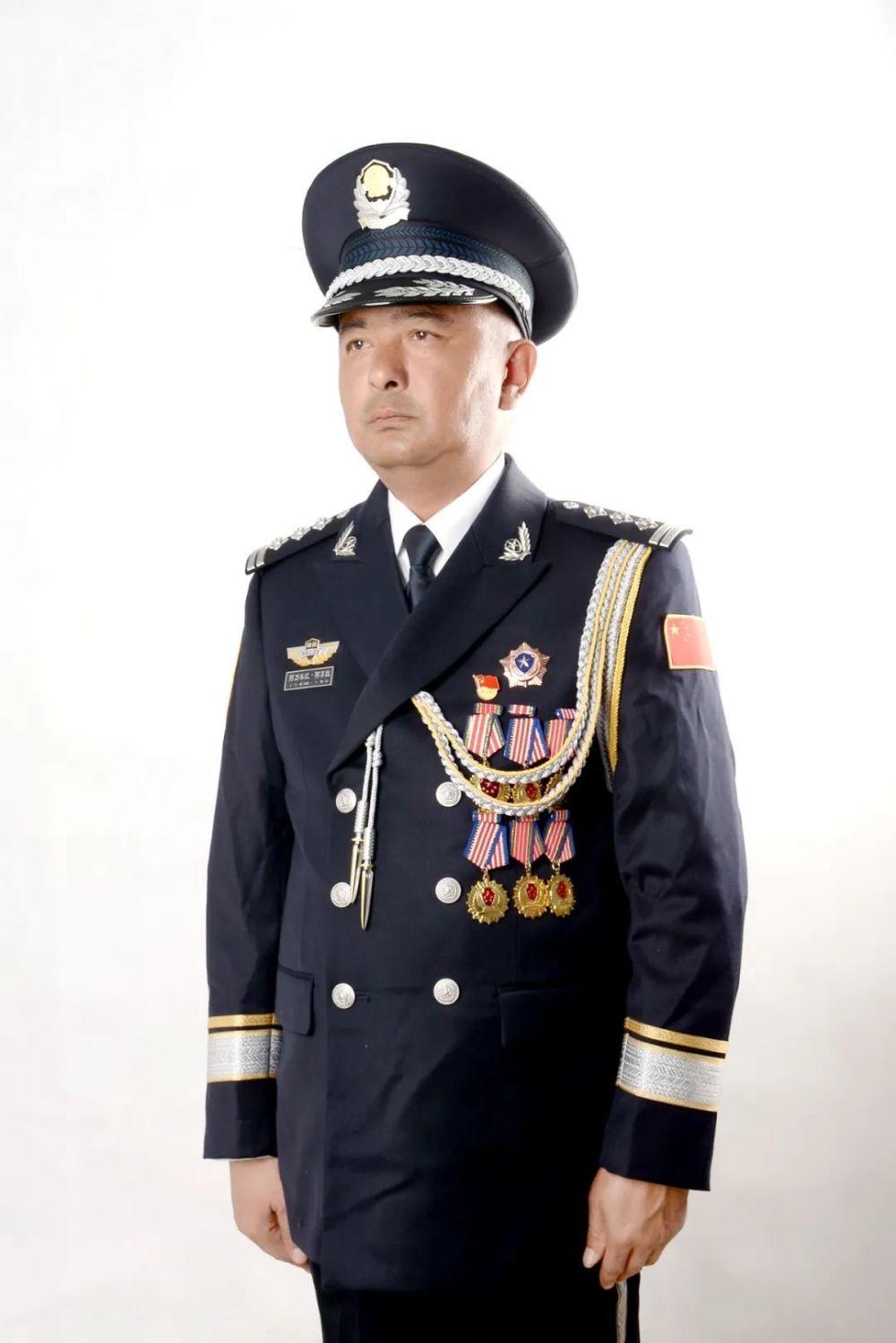 向英模致敬为英模画像全国优秀人民警察阿力木江61阿不拉