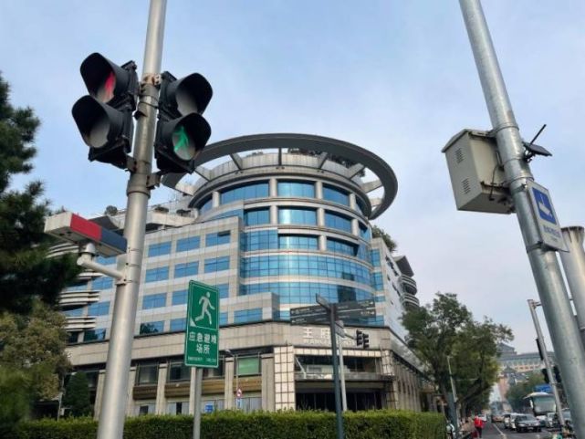 被网友比作"四线城市百货大楼","可俯瞰故宫"的王府世纪大厦5000人