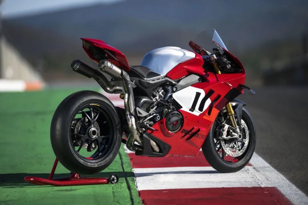 又刷新历史杜卡迪panigalev4r发布新款188公斤240匹马力