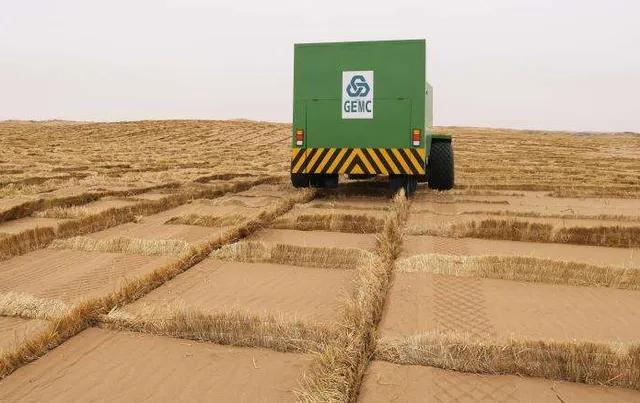 据根据试验显示,草方格沙障的规模以1米×1米的正方形效果最好.