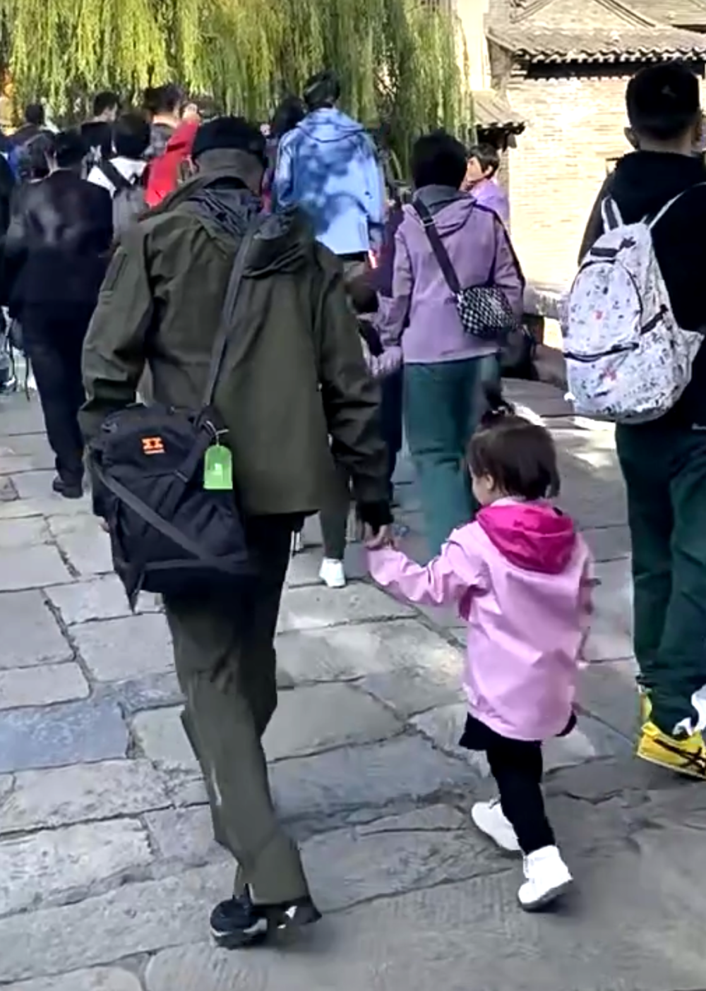 一眾藝人開派對，林子祥前妻罕露面氣質好，59歲港姐冠軍變化大方浩考研數學