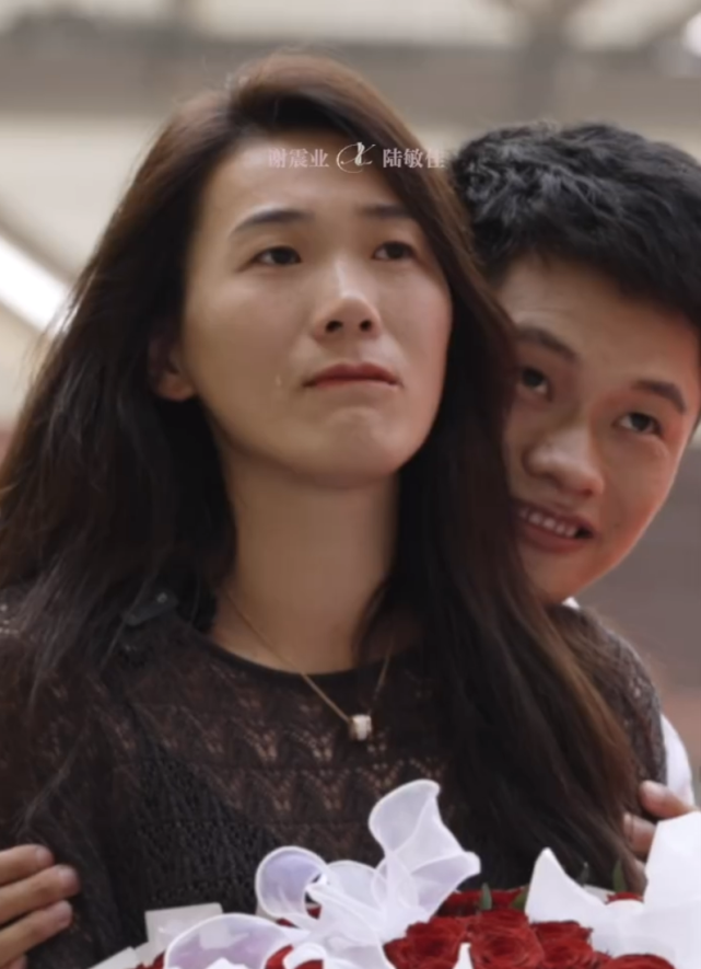 中国飞人谢震业大婚:与女友动情亲吻,低调牵手11年