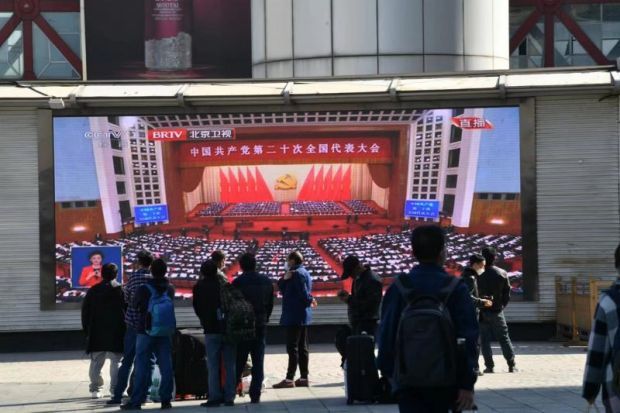大屏开启北京火车站里旅客驻足观看党的二十大开幕会学而思培优和星火教育哪个好