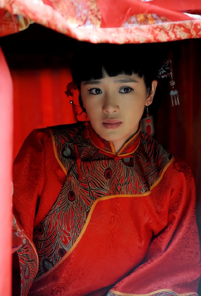 2013年,在拍摄谍战剧《金战》时,周显欣与该剧的制片人卢波互生好感