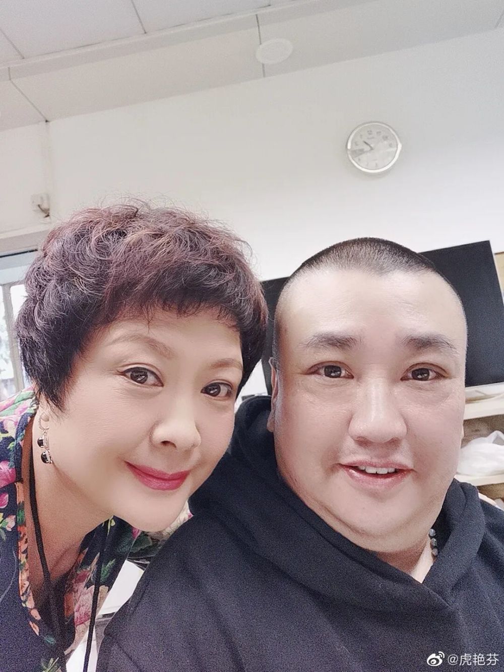 她表示会代替陈坚雄照顾好老婆孩子,终有一天会再次相遇.
