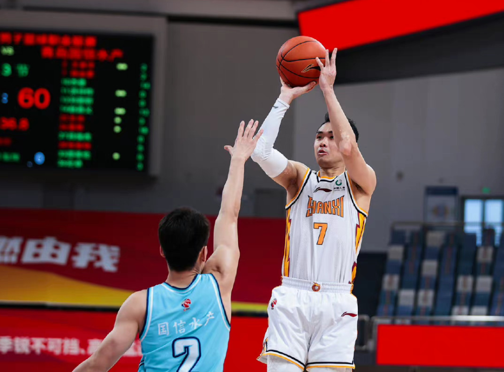 半场6记三分 全场9记三分:原帅三战15三分太狠 联赛第一投手?