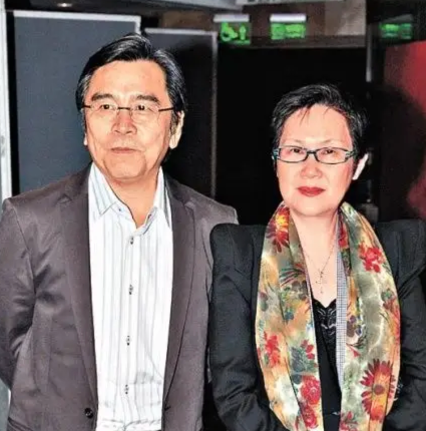 姜大卫夫妇参加好友奢华家宴!妻子一头白发抢眼,曾患癌身形消瘦插图4