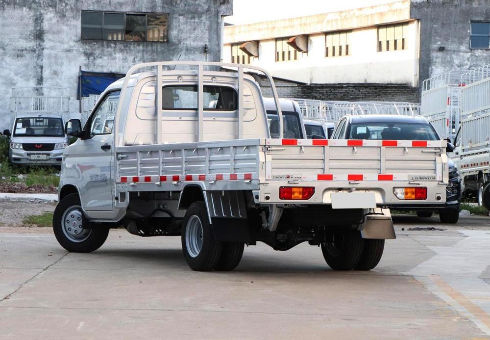 五菱新款6轮小车25座都有搭载18l动力载重可达1694kg