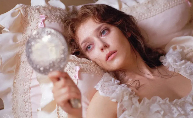 《茶花女》书评:善良和纯洁只是一种想象,堕落才是本质-腾讯新闻