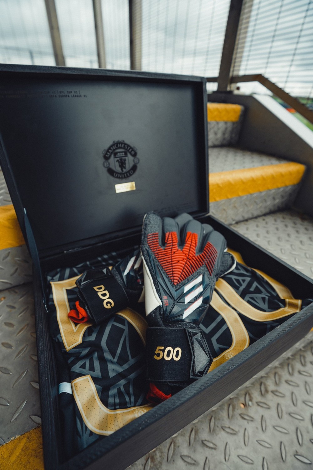 德赫亚领取曼联500场纪念礼盒一副定制手套