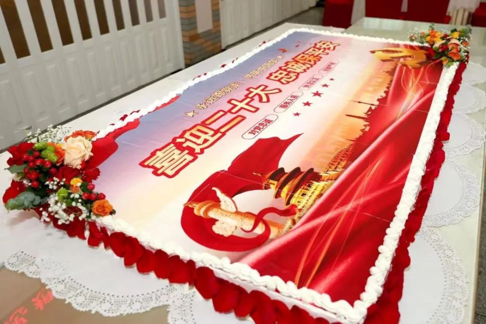 不仅品尝到了有特殊纪念意义的蛋糕,还切身感受到了市局党委爱警暖警